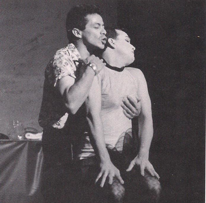 Marcos Moreno y William Mujica en Detrás de la avenida. Primer montaje. CDNT.  Sala Rajatabla. Dirección Daniel Uribe Osío. Caracas 1990