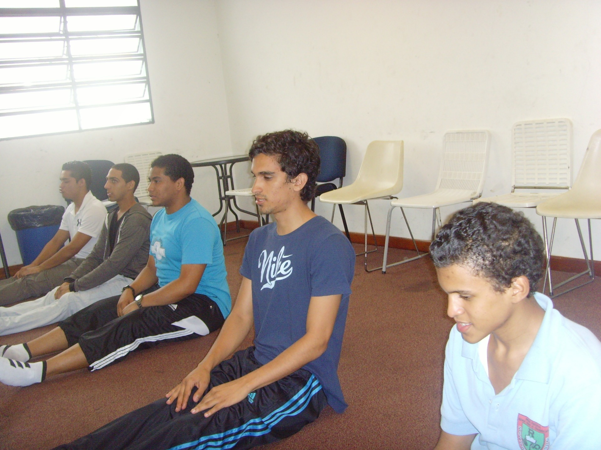 Jóvenes ejercitando en el Taller de Teatro Comunitario
