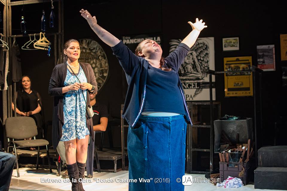 Juliana Cuervos y Norma Monasterios en Donde caerme viva. Dirección Costa Palamides